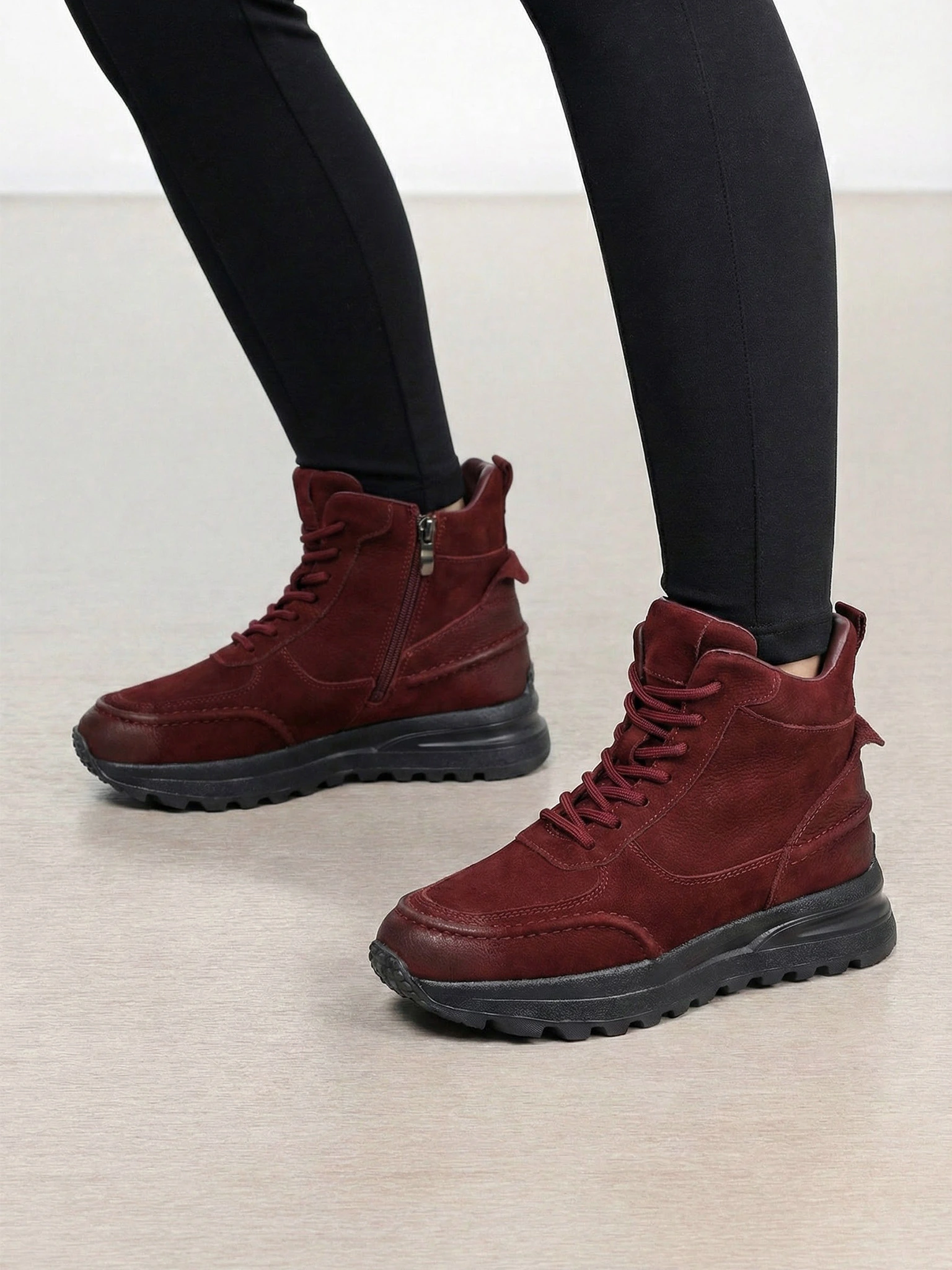 Кроссовки бордового цвета на рельефной подошве